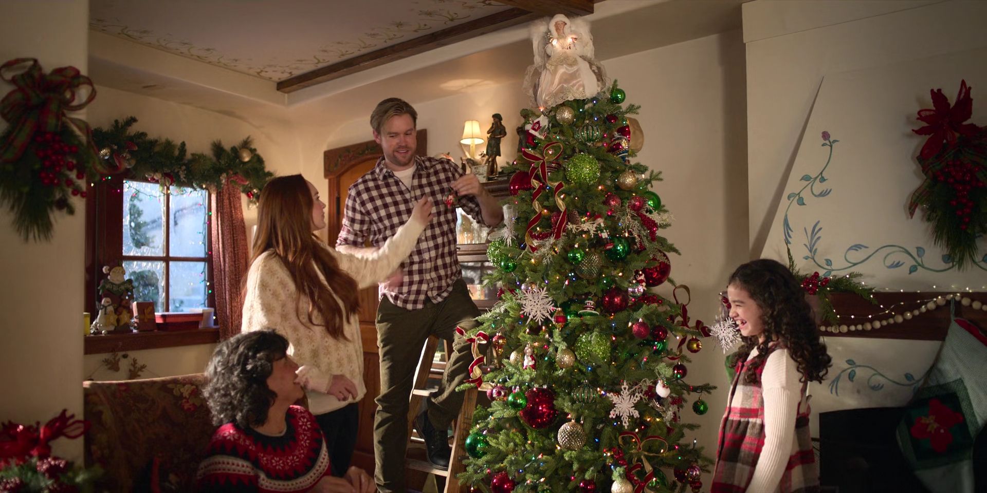 2022-FallingforChristmas-1898.jpg